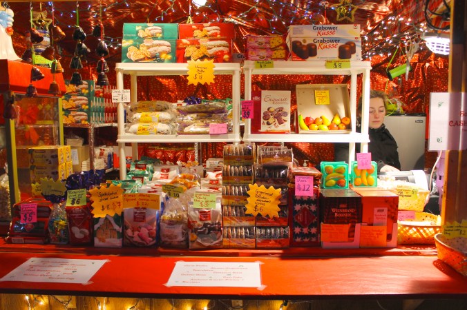 It's like a tiny Willy Wonka stand!!